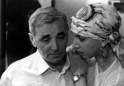 Charles Aznavour y Mariangela Melaton aparecieron juntos en la película 'El ángel caído', de Roberto Bodegas. La imagen los muestra durante el rodaje, en Madrid en 1990.