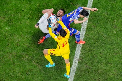 El portero Shuichi Gonda bloca un balón aéreo durante los octavos de final contra Croacia. 