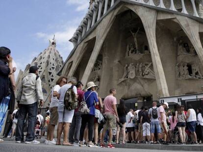 Turistas a la entrada de la Sagrada Familia tres días después de los atentados.