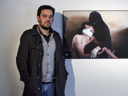 El fotógrafo Samuel Aranda posa junto a la imagen con la que ganó el World Press Photo correpsondiente a las mejores imágenes publicadas en 2011.