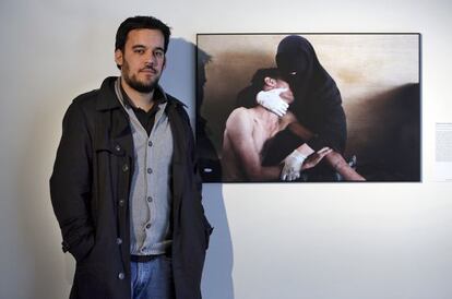 El fotógrafo Samuel Aranda posa junto a la imagen con la que ganó el World Press Photo correpsondiente a las mejores imágenes publicadas en 2011.