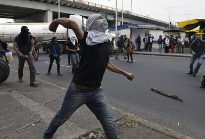 Encapuchados lanzan piedras al cuerpo de policías en las inmediaciones del aeropuerto de la Ciudad de México este jueves 20 de noviembre.