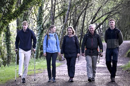 De izquierda a derecha, el príncipe Emmanuel, la princesa Eléonore, la reina Matilde, el rey Felipe y el príncipe Gabriel, en unas imágenes difundidas el 16 de abril de 2025 tras completar el Camino de Santiago.