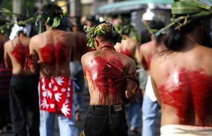 Penitentes se flagelan durante una procesión en Manila, el Martes Santo. Filipinas cuenta con 75 millones de católicos de una población de 93.