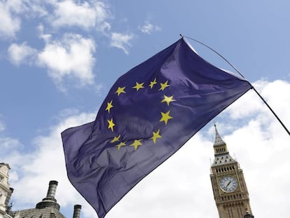 Una bandera europea cerca del Parlamento de Londres.