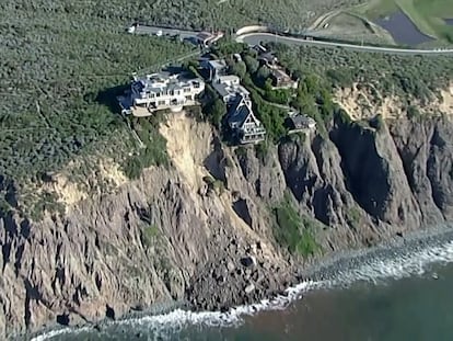 Tres casas se tambalean al borde de un acantilado en Dana Point, California.