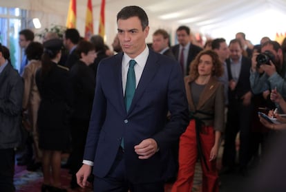 El candidato del PSOE, Pedro Sánchez, acompañado de Merichel Batet, a su llegada al Congreso.