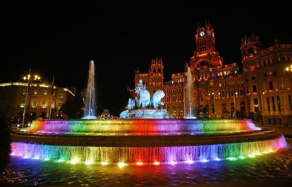 La fuente de la plaza de La Cibeles de Madrid, iluminada con los colores del arcoíris, símbolo del movimiento LGBTi, durante las celebraciones del Orgullo Gay en julio de 2015.