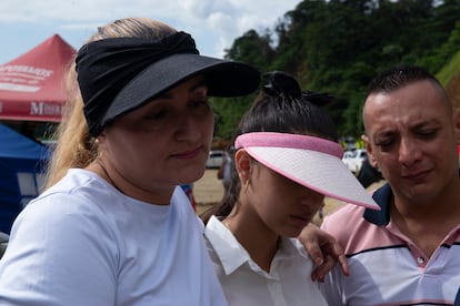 Omaira Pérez, su hija Luciana Bernal Pérez y Ricardo Arroyave durante la misa de conmemoración a las víctimas del derrumbe. Ricardo era pareja y Omaira la mejor amiga de Astrith Johana Osorio, que perdió su vida en el desastre.