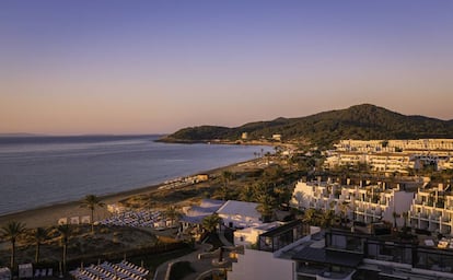 Amanecer en la playa d'en Bossa, en Ibiza.