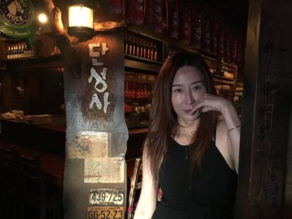 Caroline Cho, en el restaurante Dan Sung Sa, que regenta en Koreatown, Los Ángeles.