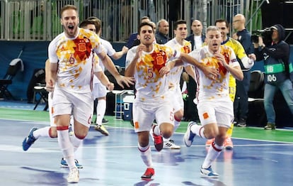 Los jugadores de la selección española celebran su pase a la final de la Eurocopa de fútbol sala.