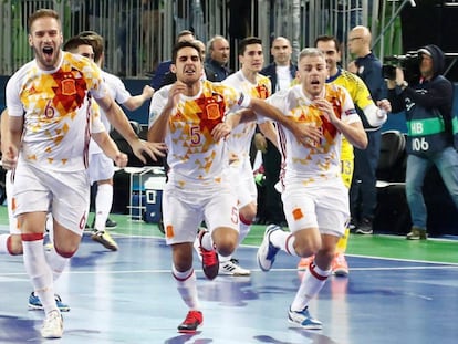 Los jugadores de la selección española celebran su pase a la final de la Eurocopa de fútbol sala.