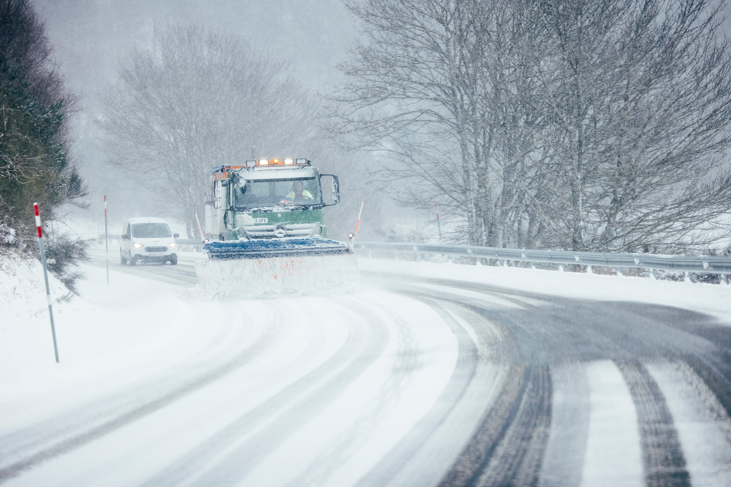 Una máquina quitanieves trabaja en un tramo de la LU-639, a su paso por Pedrafita do Cebreiro (Galicia).