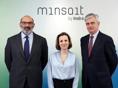 Fernando Abril-Martorell, presidente de Indra (i), junto con Cristina Ruiz, responsable de Minsait, y Javier de Andrés, consejero delegado (d).
