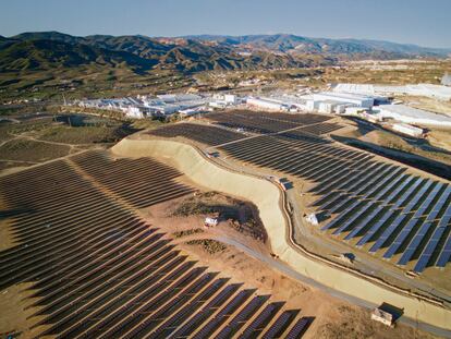 Vista aérea de la planta solar y la fábrica principal de Cosentino en Cantoria (Almería).