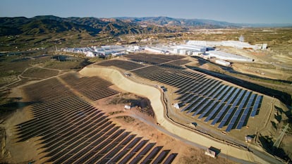 Planta solar de Cosentino en el Parque Industrial de Cantoria (Almería).