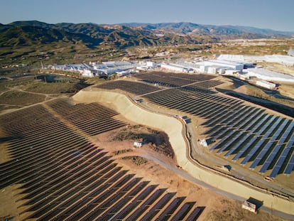 Vista aérea de la planta solar y la fábrica principal de Cosentino en Cantoria (Almería).