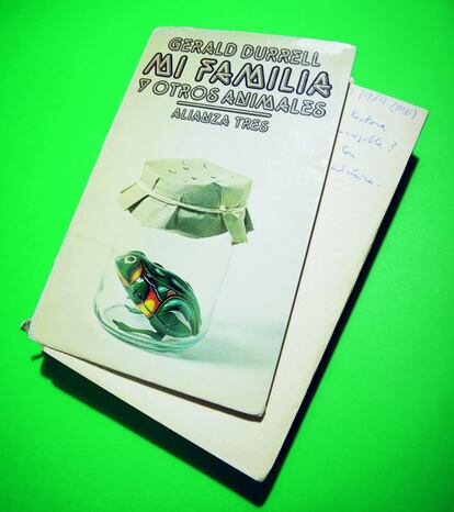 Llevo viviendo en esta casa tres años. Cuando me preguntaron qué objeto tengo conmigo con un valor sentimental especial, me transporté a la infancia, o a la inocencia. Estuve días reflexionando y llegué a la conclusión de que me cuesta vincularme así a los objetos. Busqué y busqué entre mis cajones y mis recuerdos, y no encontré nada. Hasta que de pronto comprendí que lo que me acompaña siempre, el único objeto que me puede conectar con el estado mental en que lo descubrí, es un libro. O muchos libros.<br></br> Mi biblioteca me acompaña desde siempre. De mudanza en mudanza, soy incapaz de tirar o regalar libros que he leído. Acumulo los que me quedan por leer, aunque de un tiempo a esta parte tengo menos calma o tiempo para dedicárselo. Tengo libros repetidos hasta cuatro veces, esos que de pronto se ponen de moda y todo el mundo te regala. O libros rotos, llenos de arena, derretidos al sol, pintarrajeados, llenos de anotaciones y dibujos. Libros que he releído hasta prácticamente memorizarlos. De todo tipo de temas, desde diccionarios hasta tratados de repostería, poesía, climatología, teatro griego, novela negra, cine, ciencia ficción, zoología… Me gusta cómo huelen, su aspecto, su peso.<br></br> Este que he elegido es uno que me regaló Gerardo Rueda cuando yo tenía 14 años. Fue el primer libro con el que no sentí vergüenza de reír a carcajadas en público, en solitario.<br></br> Vuelvo a él una y otra vez, cuando necesito regresar a ese momento del principio de la adolescencia en el que todavía no has tenido accidentes graves.