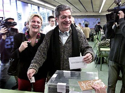 Joan Saura, con su esposa, Imma Mayol, en el colegio electoral.