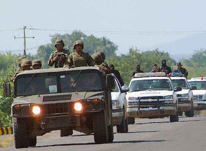 Varios vehículos de las fuerzas de seguridad en Michoacán.