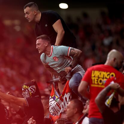 MADRID, SPAIN - SEPTEMBER 29: (EDITORS NOTE: Image contains profanity.) Fans of Atletico de Madrid watch on as the game is temporarily suspended after objects are thrown at Thibaut Courtois of Real Madrid (not pictured) during the LaLiga match between Atletico de Madrid and Real Madrid CF  at Estadio Civitas Metropolitano on September 29, 2024 in Madrid, Spain. (Photo by Florencia Tan Jun/Getty Images)