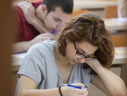 Dos alumnes, ahir a la Universitat Pompeu Fabra durant la prova de selectivitat.