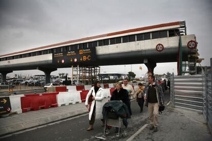 Pasarel.la per arribar al tren de l'aeroport l'any 2006.