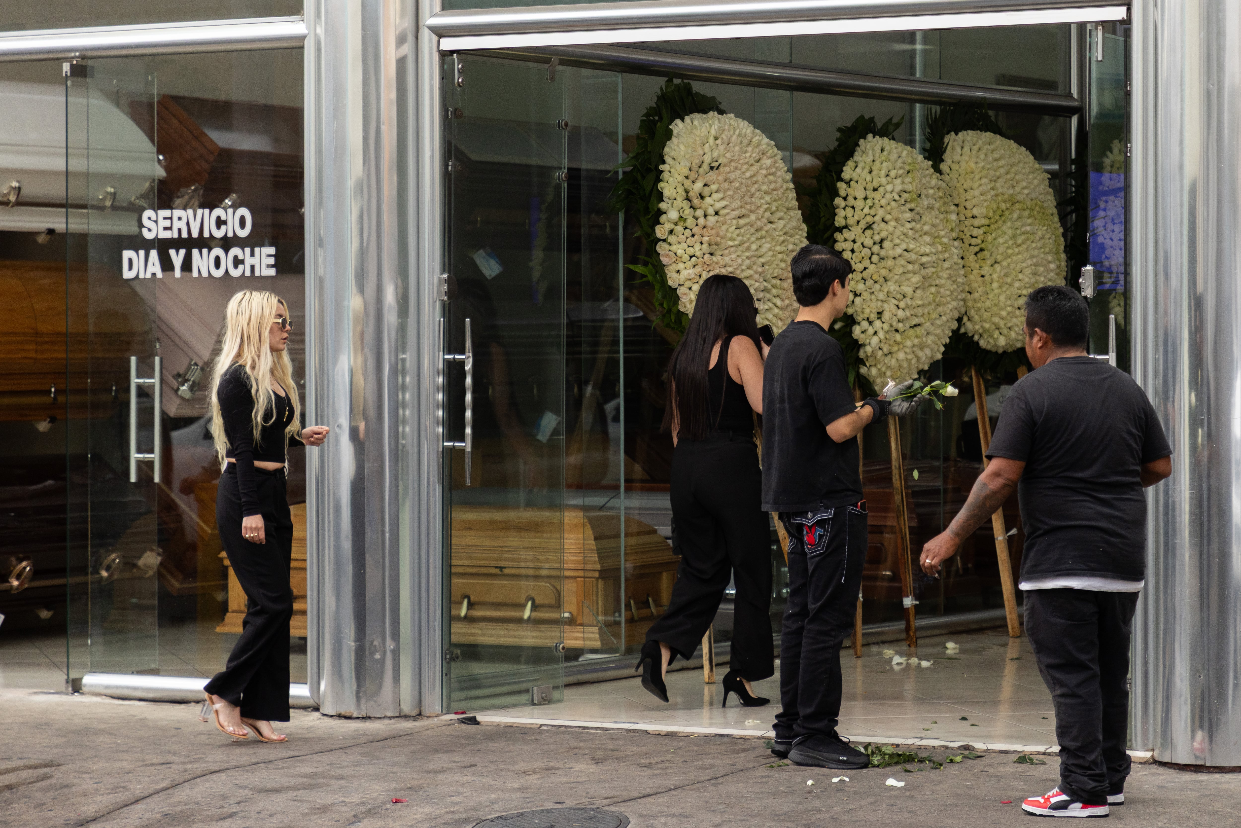 Personas salen de la casa funeraria donde se encontraban los restos del Mencho.