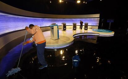 Neteja de l'estudi una hora abans del debat.