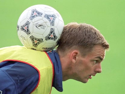 Para la Eurocopa de 1996, en Inglaterra, se utilizó el Questra Europa, un balón que pertenecía a la seria Questra con la que se disputaron el Mundial de 1994 y los Juegos Olímpicos de 1996. Para la Eurocopa, se incluyeron los tres leones del escudo de la selección inglesa. En la imagen, el holandés Ronald de Boer sostiene el balón durante un entrenamiento.