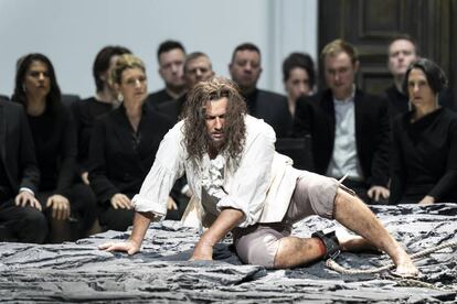 Jonas Kaufmann (Florestan), rodeado de espectadores en el aria inicial del segundo acto.