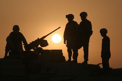 Soldados, encaramados a un carro de combate, en la Base Victoria en una imagen datada en junio de 2004.