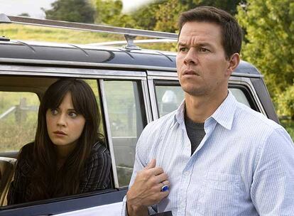 Zooey Deschanel y Mark Wahlberg, en una imagen de <i>El incidente.</i>