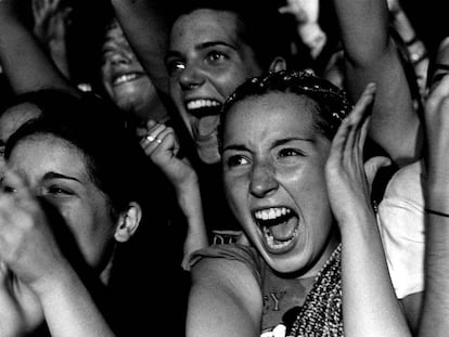 Varias adolescente, gritan durante un concierto de Alejandro Sanz en 1998.