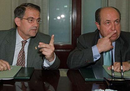 El delegado del Gobierno en Granada, Alfonso Marín Sicilia, y José Torres Hurtado, ayer.