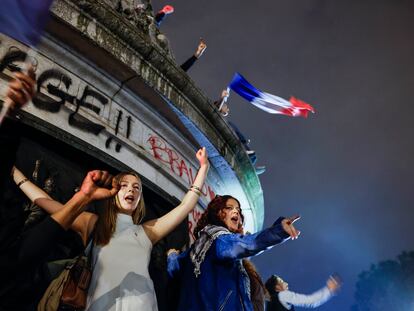 Jóvenes celebran los resultados de la segunda vuelta de las elecciones legislativas francesas en la Place de la République en París, Francia, este domingo.