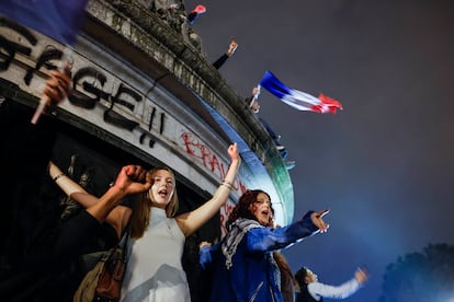 Jóvenes celebran los resultados de la segunda vuelta de las elecciones legislativas francesas en la Place de la République en París, Francia, este domingo.