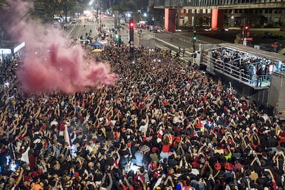 En la avenida Paulista, Lula da Silva, expresidente y candidato a la presidencia, habla a sus seguidores luego de su triunfo en la primera vuelta, este domingo en São Paulo.