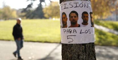 Carteles con las caras de los acusados de la violaci&oacute;n, en el centro de Pamplona. 