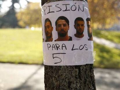 Carteles con las caras de los acusados de la violaci&oacute;n, en el centro de Pamplona. 