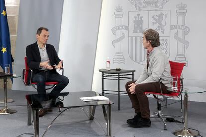 Pedro Duque (l) and Fernando Simón during Saturday’s broadcast.