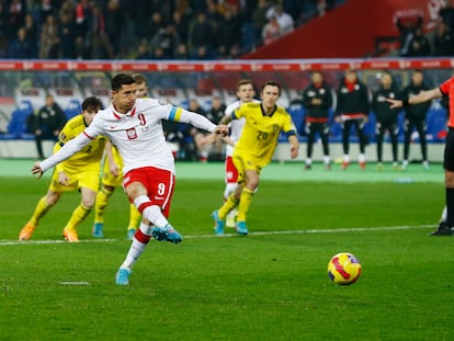 Lewandowski marca de penalti el primer gol de Polonia.