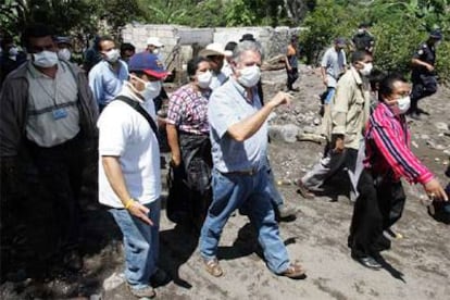 El presidente de Guatemala, Óscar Berger (centro), durante su visita a Panabaj.