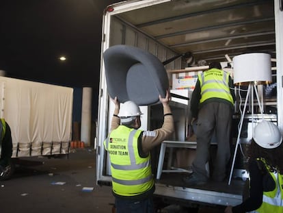 Varios operarios cargando un cami&oacute;n con mobiliario donado en el MWC.