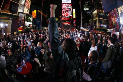 Una multitud de ciudadanos partidarios del candidato demócrata a la presidencia de Estados Unidos, Barack Obama celebran su victoria en la emblemática plaza neoyorquina.