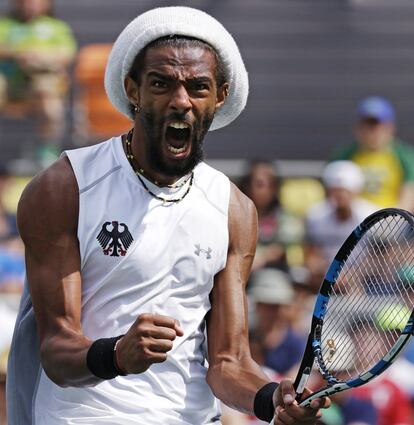 Dustin Brown, da Alemanha, grita depois de ganhar um ponto contra Thomaz Bellucci, do Brasil, numa partida do torneio individual masculino de tênis.