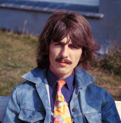 <p><strong>Su legado.</strong> George Harrison (1943–2001) permaneció siempre a la sombra del magnetismo de John Lennon o la fama longeva de Paul McCartney en los Beatles. Frente a la fuerza arrasadora del dúo creativo Lennon/McCartney, autores de casi todos los éxitos del grupo, Harrison solo pudo ver una de sus composiciones ('Something', de 1969) llegar al número uno en Estados Unidos. Eso sí, los críticos afirman que tiene el mejor disco en solitario de un beatle: 'All things must pass' (1970). Y tiene un asteroide nombrado en su honor: el 4149 Harrison.</p> <p><strong>Su muerte.</strong> El segundo beatle en fallecer (John Lennon, asesinado en 1980, fue el primero) acabó con el sueño de millones de fans de poder ver a los tres miembros vivos de la banda juntos de nuevo sobre un escenario en el siglo XXI. Tras padecer cáncer durante cinco años, Harrison falleció en 2001 con solo 58 años. Era, paradójicamente, el más joven de los cuatro.</p> <p> </p>