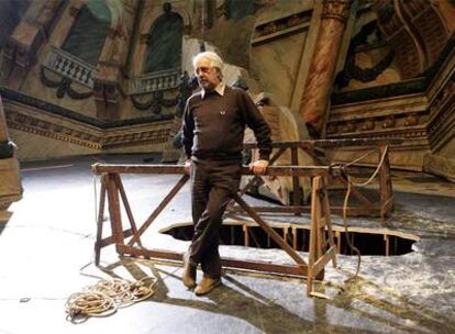 Luca Ronconi, durante un ensayo en el teatro de la Maestranza de Sevilla en 2007.