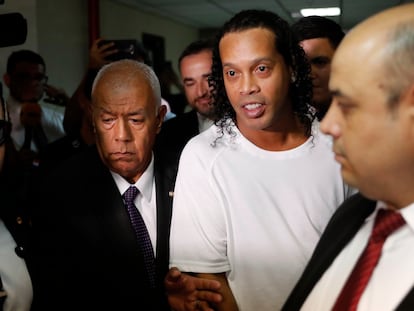 Ronaldinho, escoltado por la Policía durante su reciente detención en Asunción.